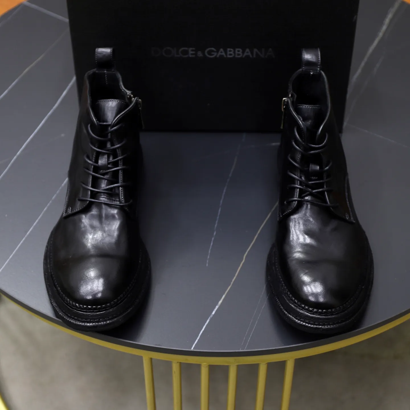 Ex-factory price: 1320💰DG men’s new horse leather work boots! Dongguan's top quality work boots are made of washed horsehide. The body is scratched and distressed. It is a work of hand-rubbing craftsmanship. The collar is wrapped in soft cow leather. It is simple and beautiful, fashionable and casual. It is equipped with a full cowhide lining and embossed logo feet. It is matched with a combination of genuine leather and zigzag rubber outsole. Look at the details of the leather material. If you pursue high quality, check it out! Extremely comfortable! Comes with original box and dust bag! Size: 38-39-40-41-42-43-44 standard leather shoe size